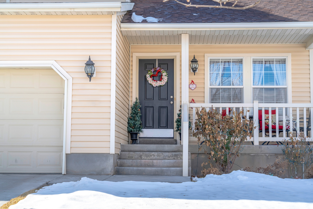 Facade,of,a,cozy,home,with,view,of,the,front